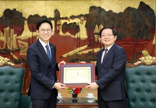 Phó Thủ tướng Hồ Quốc Dũng tặng quà Phó Thủ tướng Hàn Quốc Bae Kyung Hoon - Ảnh: VGP/Gia Huy