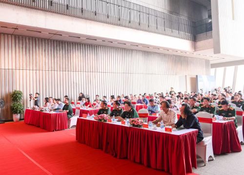 Các đại biểu tham dự lễ khai mạc