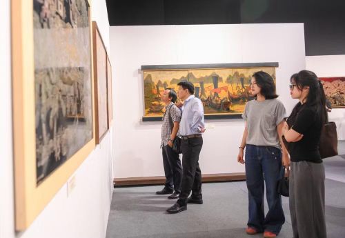 Triển lãm được sự quan tâm của đông đảo du khách.