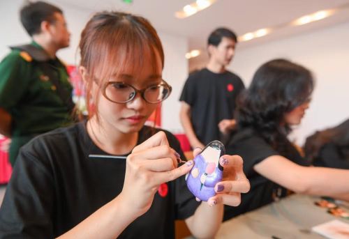Đại biểu cùng du khách tại không gian trải nghiệm của triển lãm.