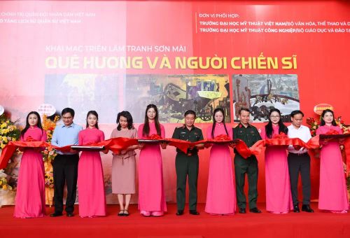 Các đại biểu thực hiện nghi thức cắt băng khai mạc triển lãm
