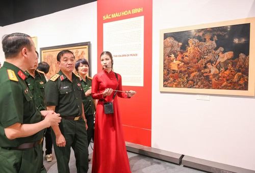 Các đại biểu tham quan triển lãm
