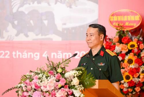 Đại tá Lê Vũ Huy, Giám đốc Bảo tàng Lịch sử Quân sự Việt Nam phát biểu khai mạc triển lãm.