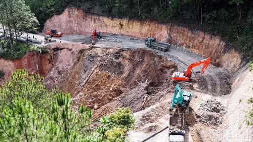  Ngày 20/11/2025, Ủy ban nhân dân tỉnh Lâm Đồng ban hành quyết định công bố tình huống khẩn cấp về thiên tai đối với các đoạn sạt lở trên đèo Mimosa (Km226+600-Km226+800 và Km249+932-Km249+968), Quốc lộ 20, địa bàn phường Xuân Hương-Đà Lạt. Đồng thời, cho triển khai đường tạm để sớm lưu thông trở lại tuyến đèo. 