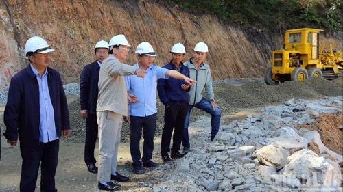Sau khi xảy ra sự cố, Chủ tịch Ủy ban nhân dân tỉnh Lâm Đồng Hồ Văn Mười đến hiện trường yêu cầu các đơn vị liên quan tập trung tối đa lực lượng và phương tiện, triển khai ngay các giải pháp khắc phục nhằm sớm thông tuyến, bảo đảm giao thông an toàn.