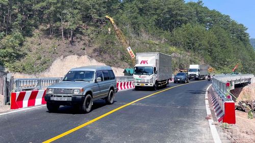 Đèo Mimosa là tuyến đường cửa ngõ vào ra xứ ngàn hoa Đà Lạt, xe tải được hướng tuyến theo cung đường này, song song với tuyến đèo Prenn dành cho các phương tiện (trừ xe tải) lưu thông.