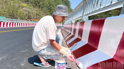 Ghi nhận ngày 22/4, đội ngũ công nhân đang khẩn trương hoàn tất một số công đoạn cuối như lắp hộ lan, biển báo, hệ thống thoát nước, cáp viễn thông và sơn lan can.