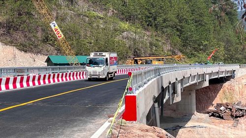 Anh Phạm Văn Thái, quản lý công trình cho biết, có thời điểm, tại công trình cầu Xuân Hương huy động đến hơn 70 kỹ sư, công nhân làm việc xuyên đêm để kịp tiến độ thông xe trước mùa mưa. Bởi đây là hạng mục khẩn cấp cho tuyến giao thông trọng điểm.