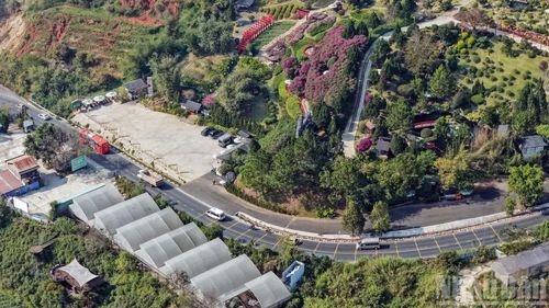 Đèo Mimosa có chiều dài 11km, đóng vai trò quan trọng trong việc kết nối giao thương khu vực trung tâm Lâm Đồng ngàn hoa với khu vực phía nam.