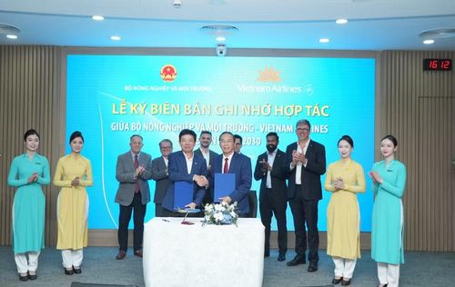 Đại diện Bộ Nông nghiệp và Môi trường - Thứ trưởng Phùng Đức Tiến (đứng bên phải) ký kết Thỏa thuận hợp tác giai đoạn 2026-2030 với Vietnam Airlines.