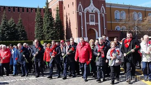 Ngay từ sáng sớm, hàng trăm người đã tập trung để vào Lăng đặt hoa, viếng V.I.Lenin. (Ảnh: XUÂN HƯNG)