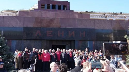 Lãnh đạo KPRF và người dân Nga chụp ảnh trước Lăng Lenin tại Quảng trường Đỏ. (Ảnh: XUÂN HƯNG)