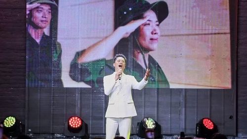 Ca sĩ Anh Quân Idol thể hiện ca khúc "Việt Nam khúc kiêu hùng". (Ảnh: HÒA NGUYỄN)