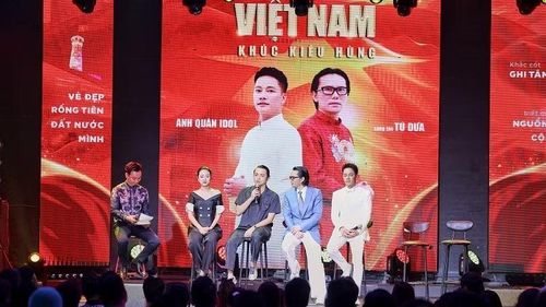 Ê-kíp thực hiện chia sẻ về MV. (Ảnh: HÒA NGUYỄN)
