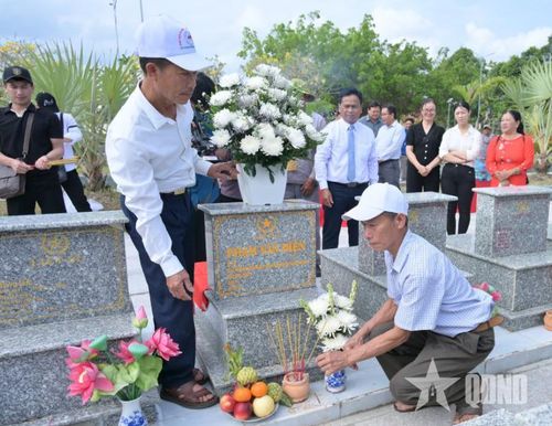  Thân nhân liệt sĩ bên mộ xác định được danh tính. 