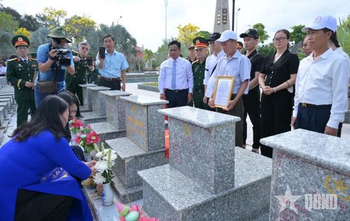Lãnh đạo tỉnh Vĩnh Long, Ban liên lạc Cựu chiến binh Trung đoàn 1-U Minh, Quân khu 9 (khu vực Hà Nội) và thân nhân liệt sĩ bên mộ xác định được danh tính. 