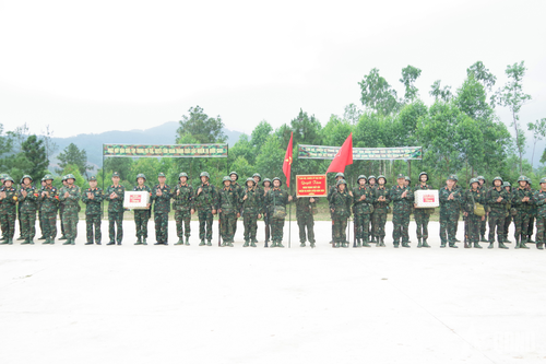 Cán bộ, chiến sĩ tham gia diễn tập hoàn thành xuất sắc nhiệm vụ được chỉ huy các cấp tặng quà động viên.