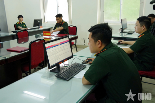 Thí sinh thực hiện nội dung thi kến thức bằng hình thức trắc nghiệm trên máy.