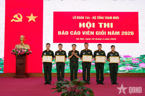 Đại tá Dư Trần Hiền, Phó chính ủy Lữ đoàn 144, Trưởng ban tổ chức Hội thi trao thưởng cho các thí sinh.