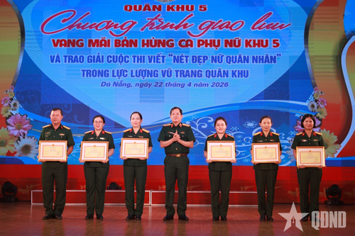  Thiếu tướng Lương Đình Chung trao giải A cho cá nhân và tập thể đoạt giải. 