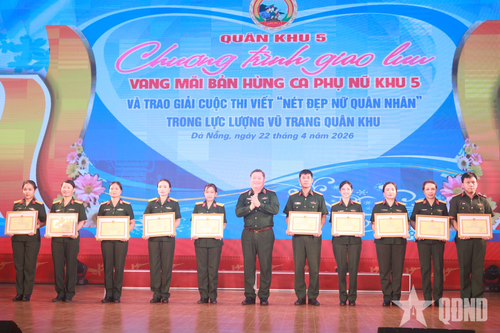  Thiếu tướng Lưu Xuân Phương, Phó tham mưu trưởng Quân khu 5 trao giải C cho các tác giả. 