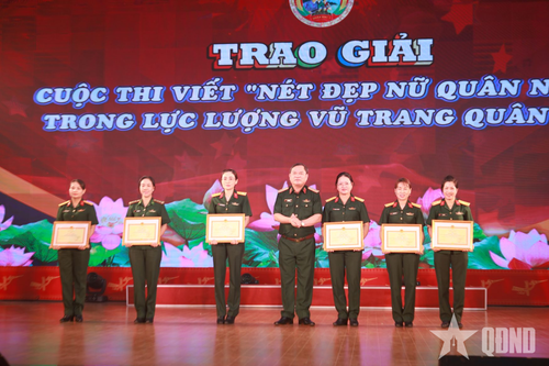  Thiếu tướng Võ Văn Hưng, Chủ nhiệm Chính trị Quân khu 5 trao giải B cho các tác giả. 