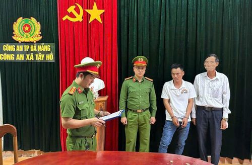 Đối tượng Quốc (thứ 2, bên phải) bị cơ quan Công an bắt tạm giam.