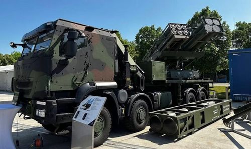 PULS có thể bắn nhiều loại đạn khác nhau từ cùng một vị trí. Hình ảnh so sánh các loại đạn Accular 122mm (tầm bắn 35km, 18 quả/POD) và Accular 160mm (tầm bắn 40km, 10 quả/POD). Các loại đạn này được thiết kế để tiêu diệt các mục tiêu diện rộng hoặc các cụm quân thiết giáp nhẹ với độ chính xác cao nhờ hệ thống dẫn đường tiên tiến, tối ưu hóa chi phí cho các mục tiêu ở tầm gần.