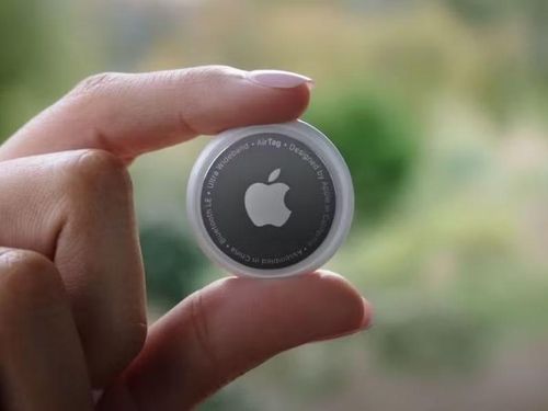 Nhờ khả năng kết nối với smartphone, tag định vị giúp xác định vị trí nhanh chóng. Đây là phụ kiện nhỏ nhưng cực hữu ích trong mọi chuyến đi xa.