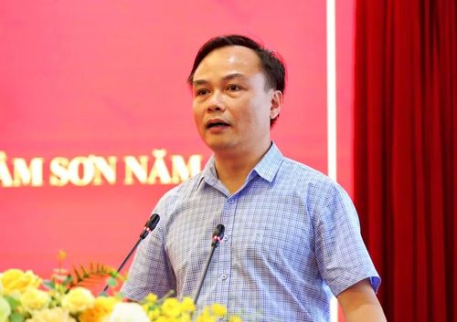 Ông Trịnh Tiến Dũng - Chủ tịch UBND phường Sầm Sơn thông tin tại buổi họp báo.