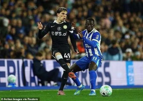 Đội khách điều chỉnh nhân sự đầu hiệp hai khi tung Alejandro Garnacho vào sân thay cho Wesley Fofana nhưng thế trận không thay đổi đáng kể.