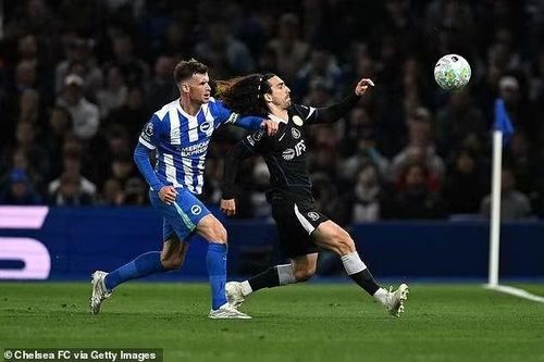 Chelsea phản ứng yếu ớt gần như không tung ra nổi cú sút nào khi hiệp một khép lại. Màn trình diễn nhạt nhòa ấy khiến họ trở thành chủ đề chế giễu của các cổ động viên nhà.