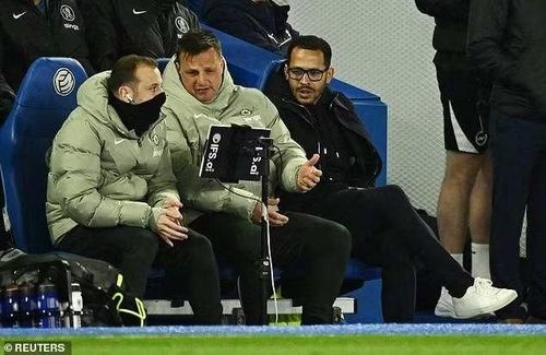 Quá thất vọng với những gì mà cầu thủ đội nhà thể hiện, các cổ động viên Chelsea trên các khán đài hát hô vang những lời tục tĩu nhắm vào HLV Liam Rosenior.