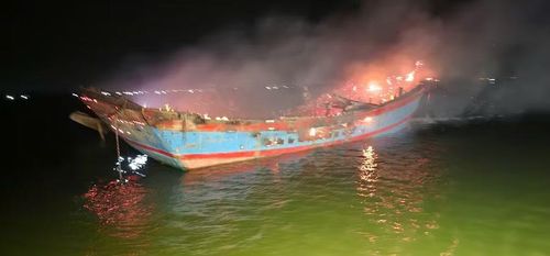 Tàu cá bị hư hỏng hoàn toàn sau vụ cháy.