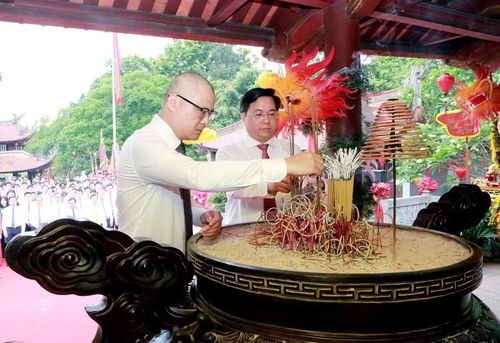Lãnh đạo tỉnh Phú Thọ dâng hương Đức Quốc Tổ Lạc Long Quân.