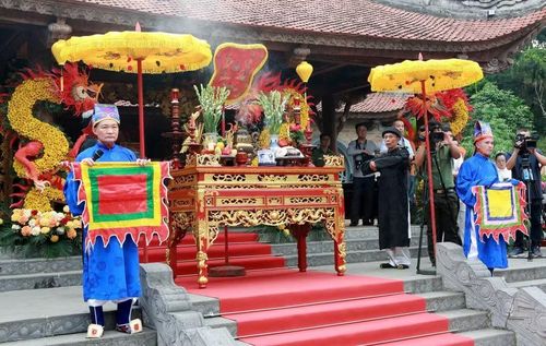 Lễ dâng hương thể hiện đạo lý "uống nước nhớ nguồn".