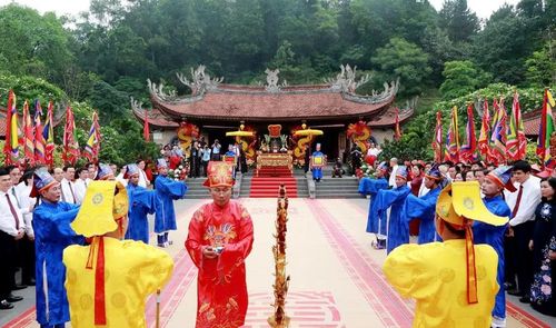 Lễ dâng hương Đức Quốc Tổ Lạc Long Quân.