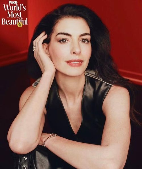Ở ngưỡng tuổi U50, khi đã là mẹ của hai con, Anne Hathaway vẫn khiến công chúng ngỡ ngàng bởi nhan sắc rạng rỡ, thần thái tự tin cùng sự nghiệp nghệ thuật không ngừng thăng hoa.