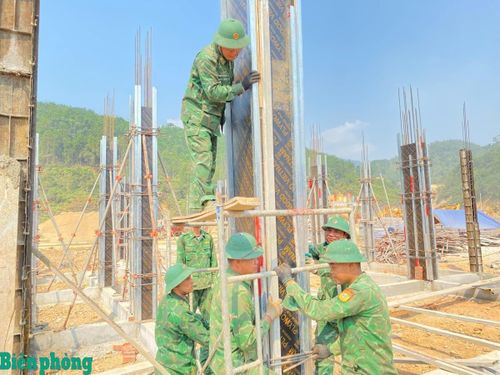 Cán bộ, chiến sĩ Đồn Biên phòng Tr’hy tham gia xây dựng Trường Phổ thông nội trú liên cấp Tiểu học và Trung học cơ sở Tây Giang. Ảnh: Nguyễn Hòa Bình