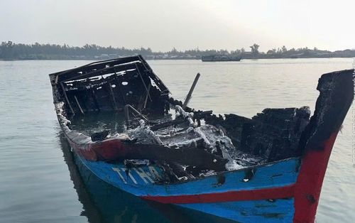 Thời điểm xảy ra hỏa hoạn, trên tàu cá chứa 1.800 lít dầu diesel.
