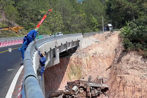 Công nhân đang tiếp tục hoàn thiện một số hạng mục phụ trợ