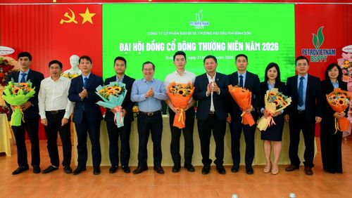Lãnh đạo BSR và BSPPT chúc mừng các thành viên vừa được bầu vào HĐQT và Ban Kiểm soát nhiệm kỳ mới.