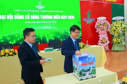 Ông Bùi Tá Vũ - Chủ tịch HĐQT BSPPT (bên phải) và ông Phan Quốc Toàn - Thành viên HĐQT, Giám đốc BSPPT bỏ phiếu bầu nhân sự HĐQT, Ban Kiểm soát Công ty.