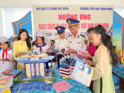 Cán bộ, chiến sĩ Hải đội 23 giới thiệu sách cho giáo viên, học sinh Trường Tiểu học Bình Đông, tỉnh Quảng Ngãi.
