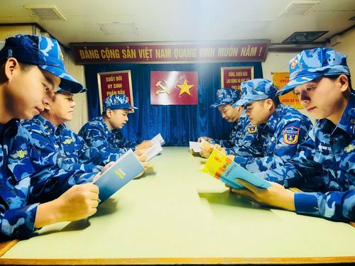 Cán bộ, chiến sĩ duy trì nền nếp đọc sách trên tàu Cảnh sát biển.