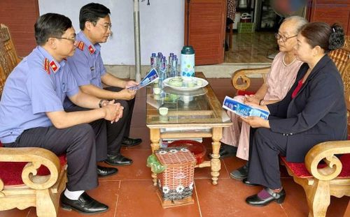 VKSND khu vực 2 - Quảng Ninh trao đổi với bà Nguyễn Thị Kế (phường Hà An) thủ tục làm giấy khai sinh.