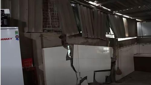 Sạt lở tại đê tả sông Thao khiến nhiều nhà dân bị sụt lún, tường nứt toác. Ảnh: Phường Phong Châu