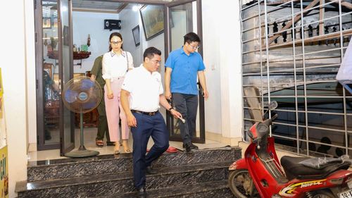Ông Nguyễn Đức Lương, Bí thư Đảng ủy phường Phong Châu kiểm tra hiện trạng sự cố sạt lở. Ảnh: Phường Phong Châu