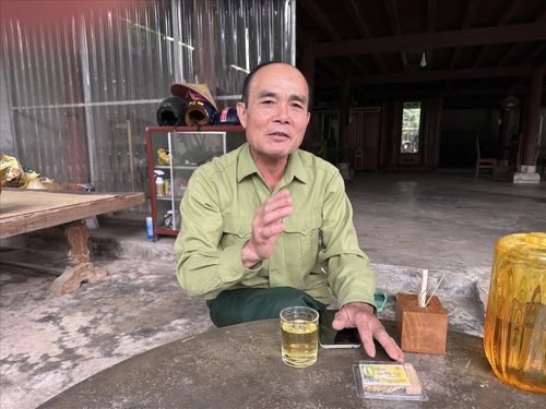 Người có uy tín Vi Văn Nhất ở bản Liên Phương, xã Quế Phong chia sẻ về kinh nghiệm tuyên truyền, vận động nhân dân. Ảnh: T.H