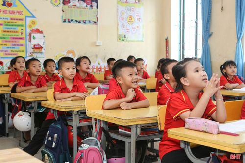 Thầy Dương Trọng Dũng - Hiệu trưởng Trường Tiểu học Thạch Trị (xã Đồng Tiến) và em Phan Văn Khải (lớp 1B) được nhà trường nhận đỡ đầu và hình ảnh Khải tự tin trong lớp học.
